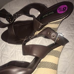 Heels (white house black market ) never worn